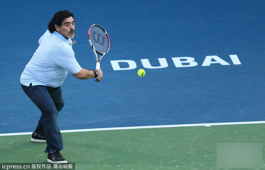 Dieg Maradona juega tenis en Dubai 2