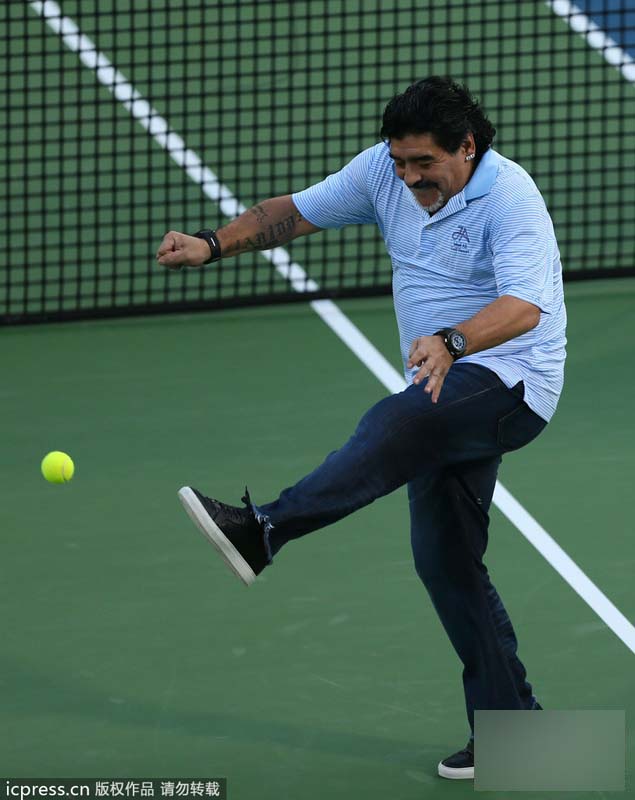 Dieg Maradona juega tenis en Dubai 34