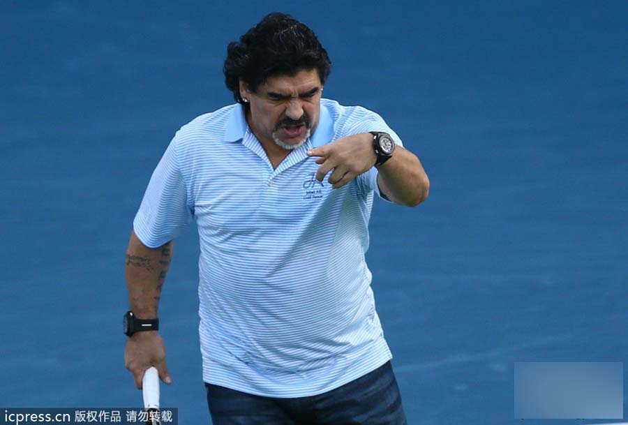 Dieg Maradona juega tenis en Dubai 5