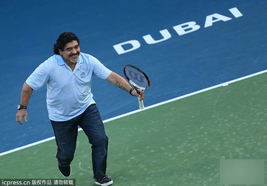 Dieg Maradona juega tenis en Dubai 7