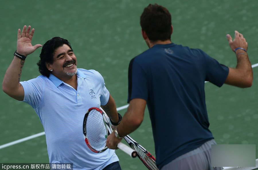 Dieg Maradona juega tenis en Dubai 8