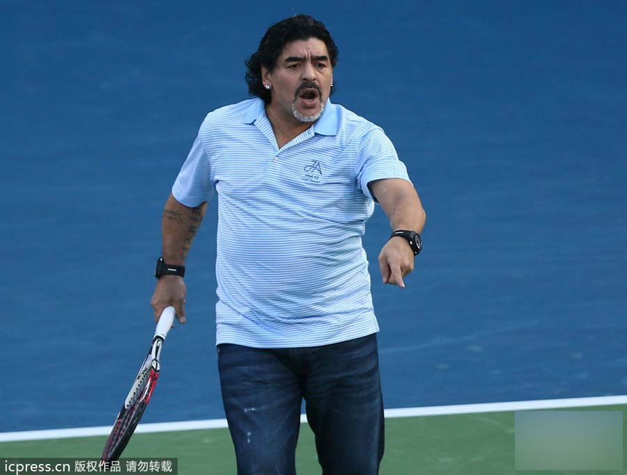 Dieg Maradona juega tenis en Dubai 9