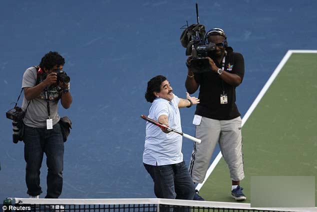 Dieg Maradona juega tenis en Dubai 11