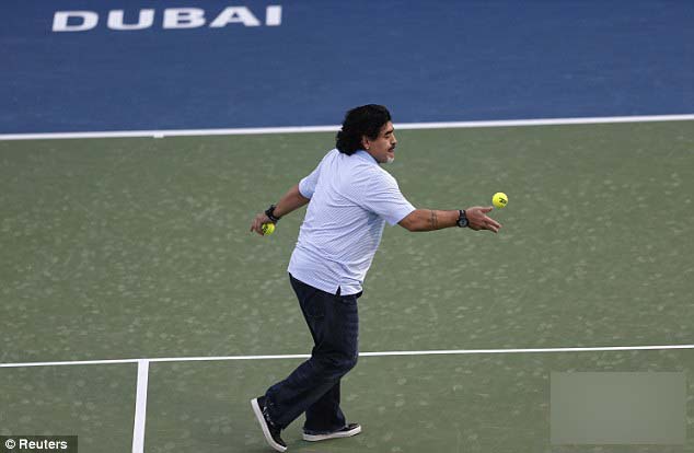 Dieg Maradona juega tenis en Dubai 12