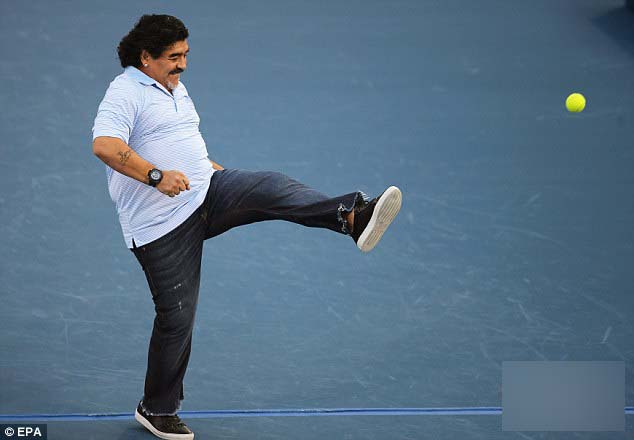 Dieg Maradona juega tenis en Dubai 13