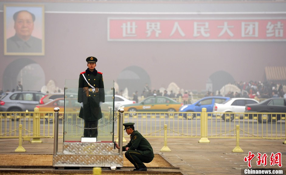 Soldados de la Policía Armada limpian la plaza Tian´anmen para recibir la APN de 2013 3