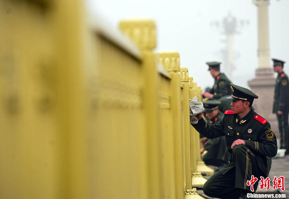 Soldados de la Policía Armada limpian la plaza Tian´anmen para recibir la APN de 2013 2