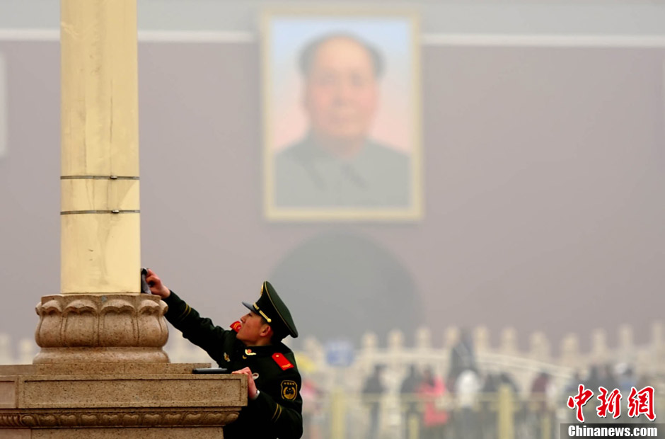 Soldados de la Policía Armada limpian la plaza Tian´anmen para recibir la APN de 2013 1