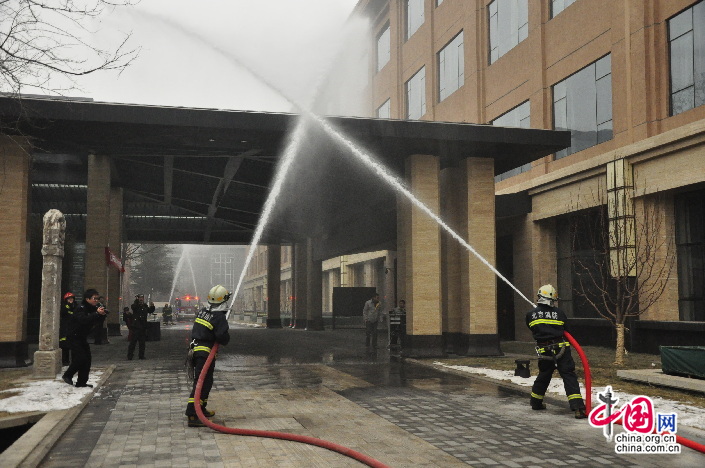 Departamento de Bomberos de Beijing lleva a cabo el simulacro de incendio para la seguridad de las dos sesiones