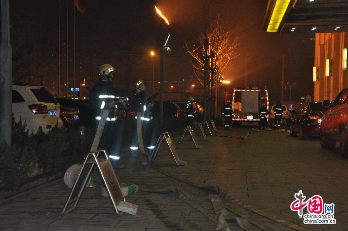 Departamento de Bomberos de Beijing lleva a cabo el simulacro de incendio para la seguridad de las dos sesiones