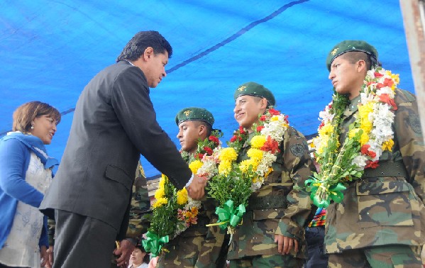 Soldados liberados en Chile regresan a Bolivia como héroes