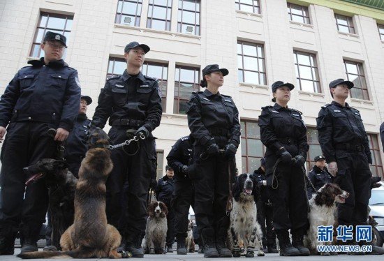 Los perros policía preparan para la seguridad de las dos sesiones