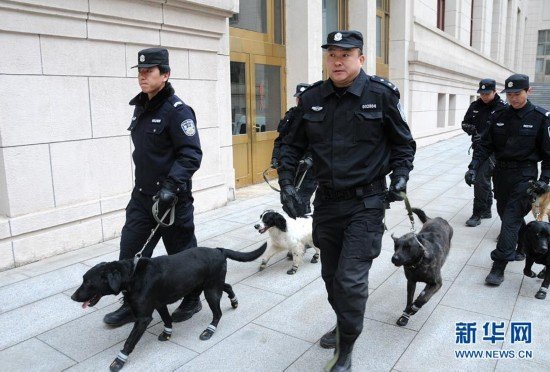 Los perros policía preparan para la seguridad de las dos sesiones