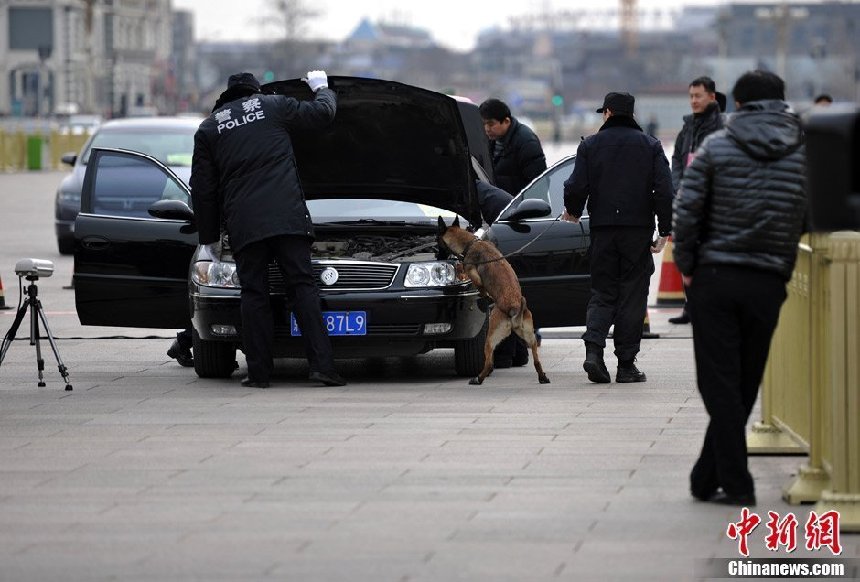 El día 2 de marzo para asegurar la inauguración de las dos sesiones los perros policía también están preparados para la seguridad de las dos sesiones. Ayudan a examinar los coches. Los perros policía se participan en el servicio de seguridad con zapatos.