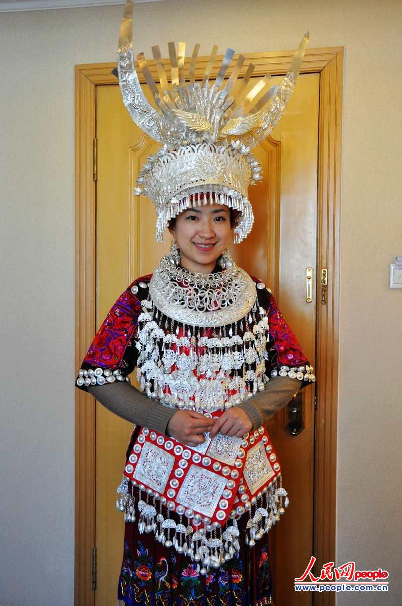 La diputada presenta con la ropa tradicional de la etnia Miao