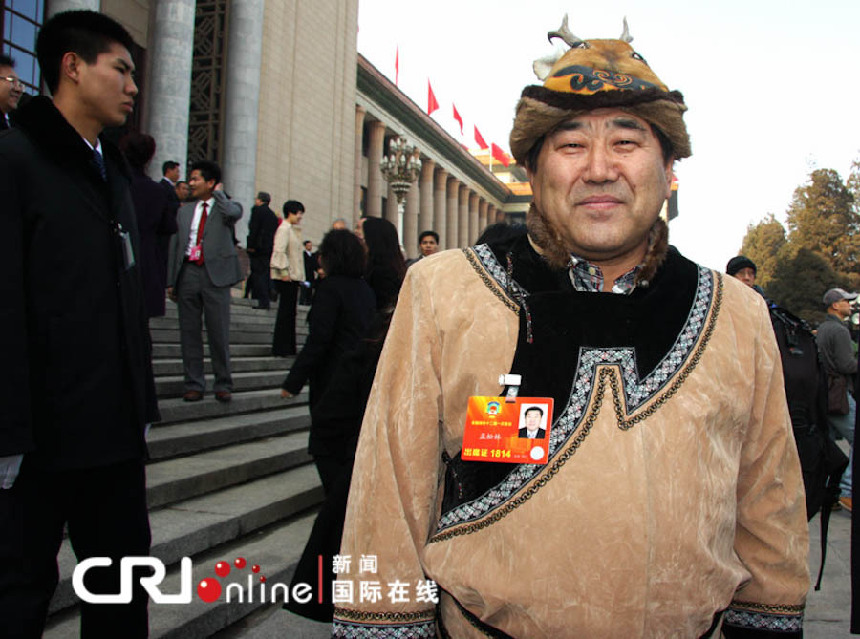 Los miembros de la CCPPCh presentan con ropas típicas de las naciones chinas