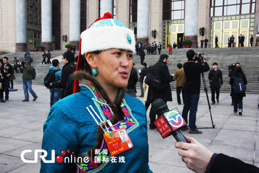 Los miembros de la CCPPCh presentan con ropas típicas de las naciones chinas