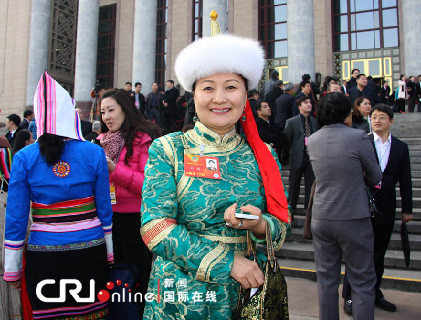 Los miembros de la CCPPCh presentan con ropas típicas de las naciones chinas