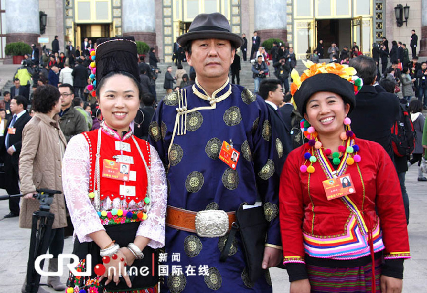 Los miembros de la CCPPCh presentan con ropas típicas de las naciones chinas