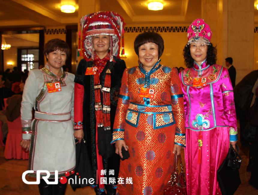 Los miembros de la CCPPCh presentan con ropas típicas de las naciones chinas