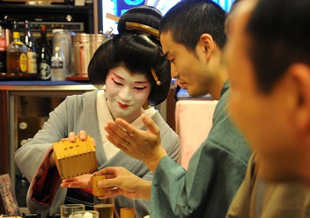 La vida del único hombre geisha de Japón 1