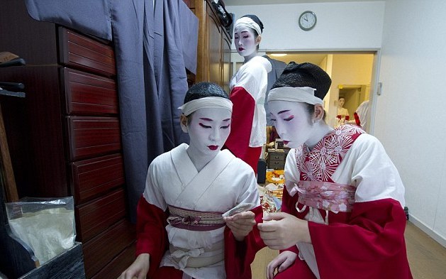 La vida del único hombre geisha de Japón 6