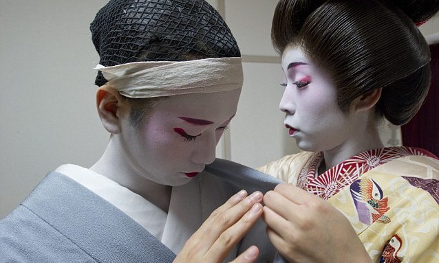 La vida del único hombre geisha de Japón 7