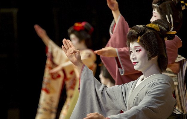 La vida del único hombre geisha de Japón 9