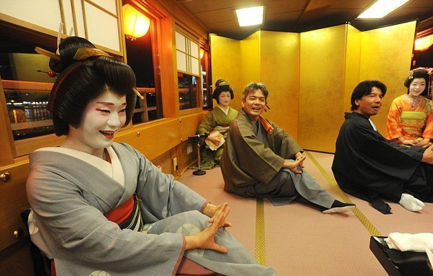 La vida del único hombre geisha de Japón 10