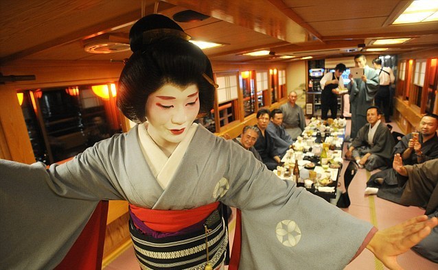 La vida del único hombre geisha de Japón 12