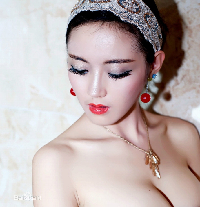 Pan Chunchun, modelo china ,con pecho grande , cuerpo atractivo