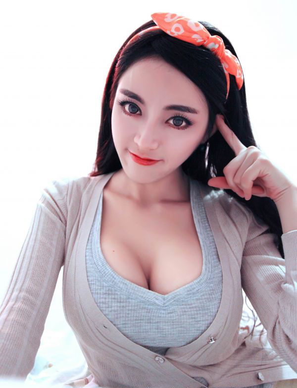 Pan Chunchun, modelo china ,con pecho grande , cuerpo atractivo