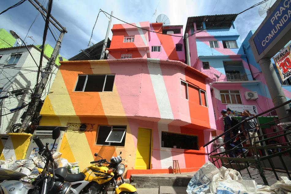 Artistas convierten las favelas y barrios pobres de Brasil en un mundo colorido 3
