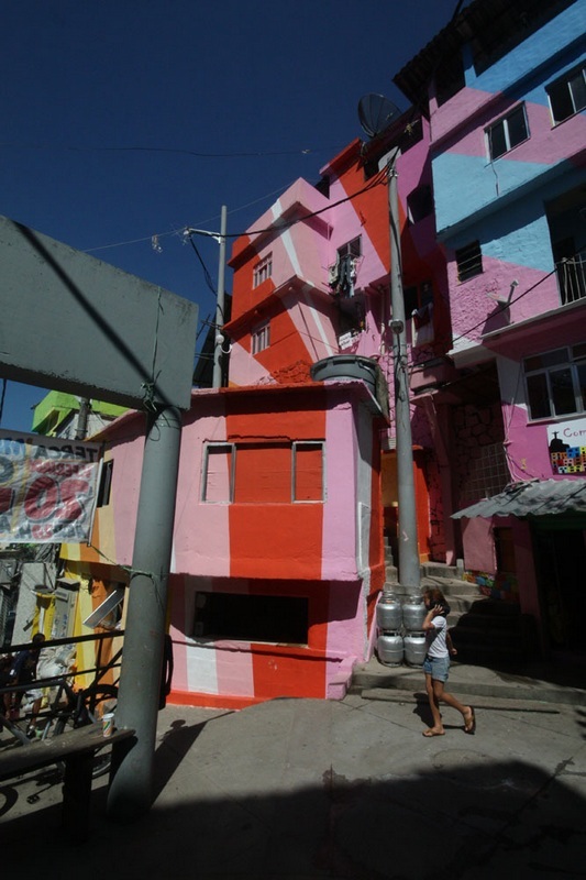 Artistas convierten las favelas y barrios pobres de Brasil en un mundo colorido 56