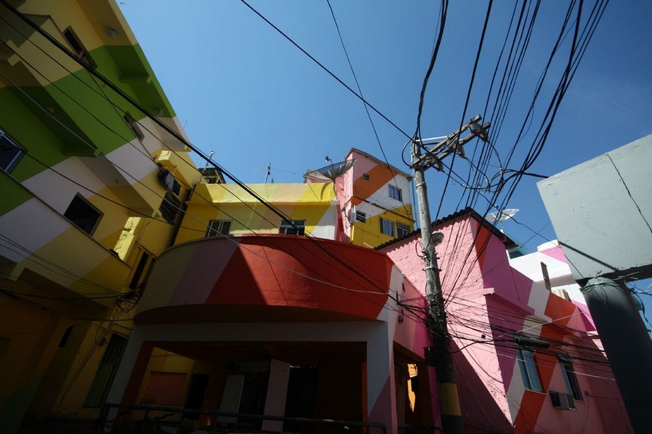 Artistas convierten las favelas y barrios pobres de Brasil en un mundo colorido 11