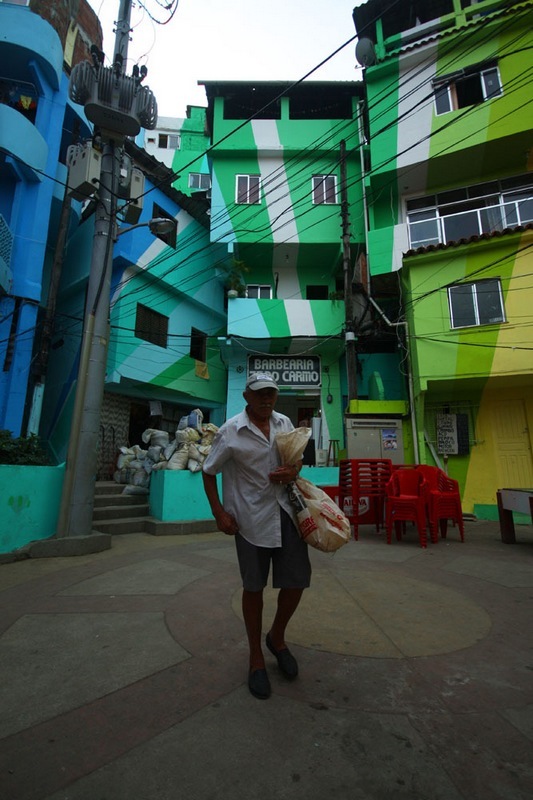 Artistas convierten las favelas y barrios pobres de Brasil en un mundo colorido 16