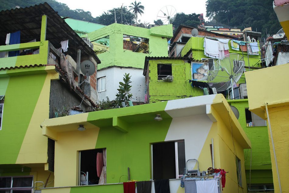 Artistas convierten las favelas y barrios pobres de Brasil en un mundo colorido 18