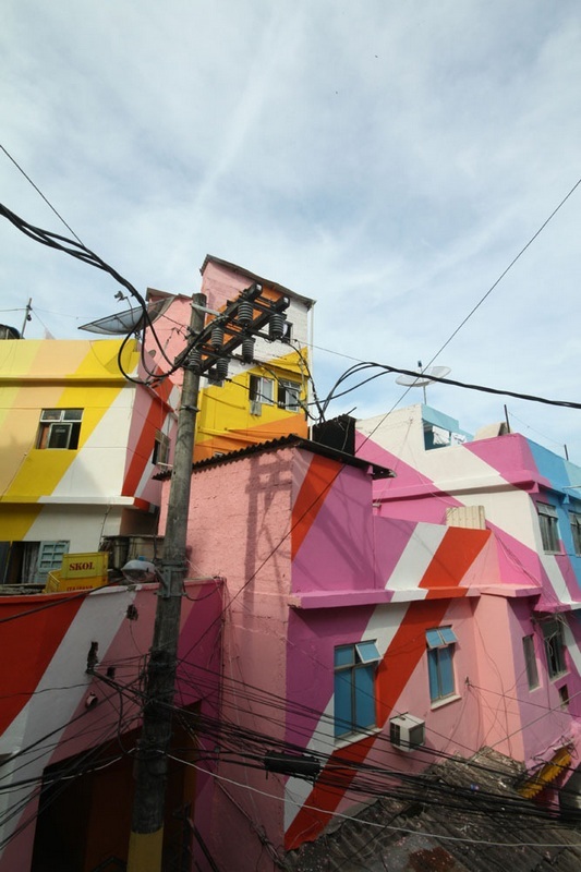 Artistas convierten las favelas y barrios pobres de Brasil en un mundo colorido 22