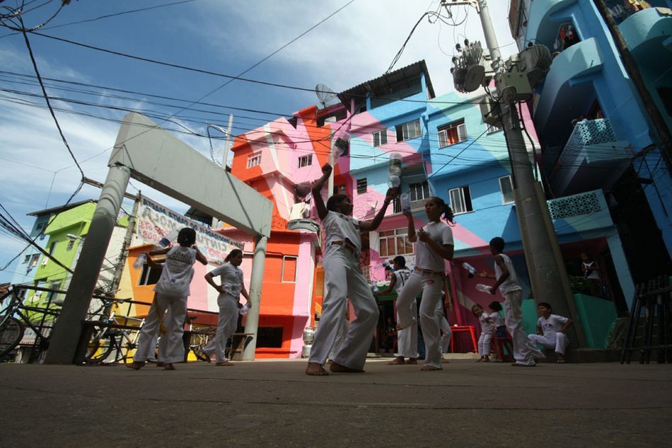 Artistas convierten las favelas y barrios pobres de Brasil en un mundo colorido 23