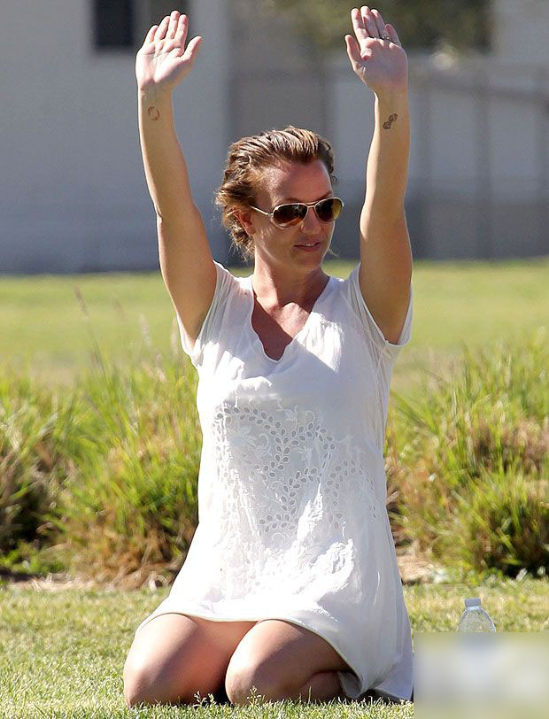 Britney Spears sale con sus hijos sin ropa interior 56