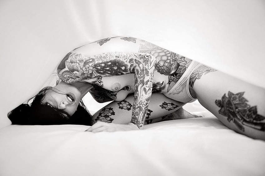 Tatuajes increíbles en cuerpos desnudos de las mujeres