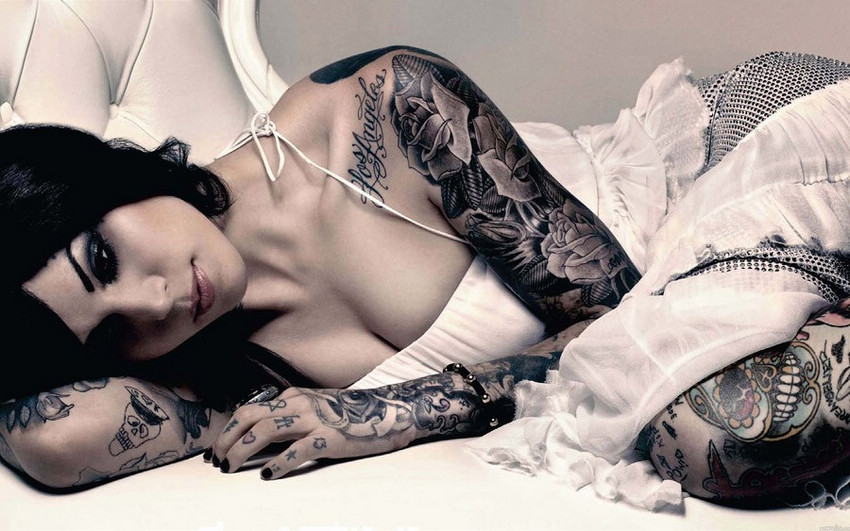 Tatuajes increíbles en cuerpos desnudos de las mujeres