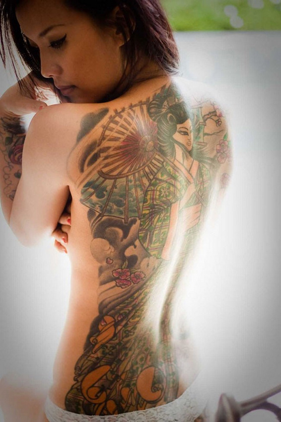 Tatuajes increíbles en cuerpos desnudos de las mujeres