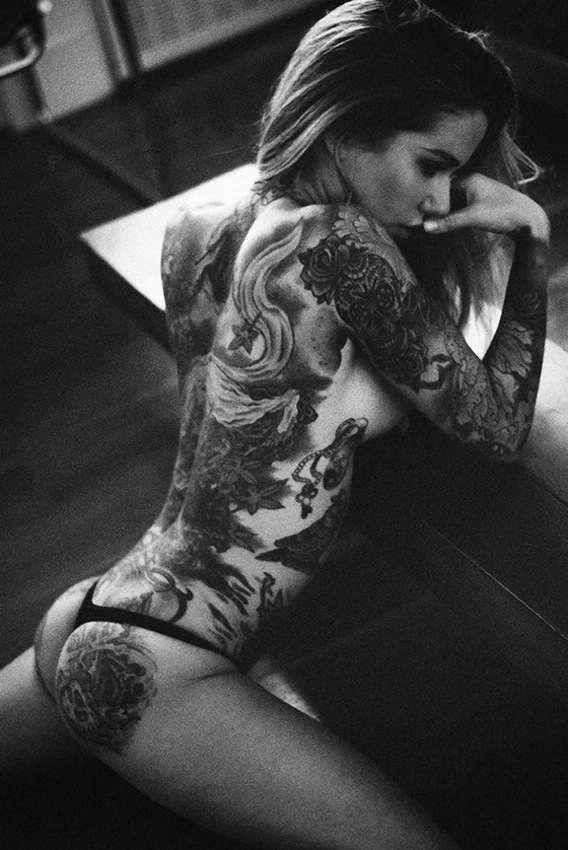 Tatuajes increíbles en cuerpos desnudos de las mujeres