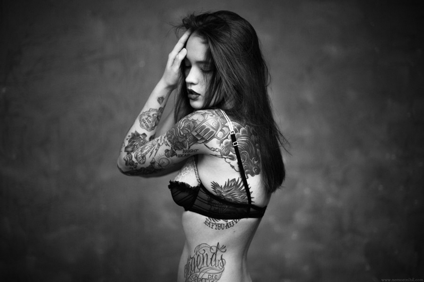 Tatuajes increíbles en cuerpos desnudos de las mujeres