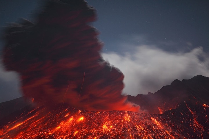 Fenómeno natural: increíble rayo con la erupción del volcán