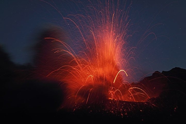 Fenómeno natural: increíble rayo con la erupción del volcán