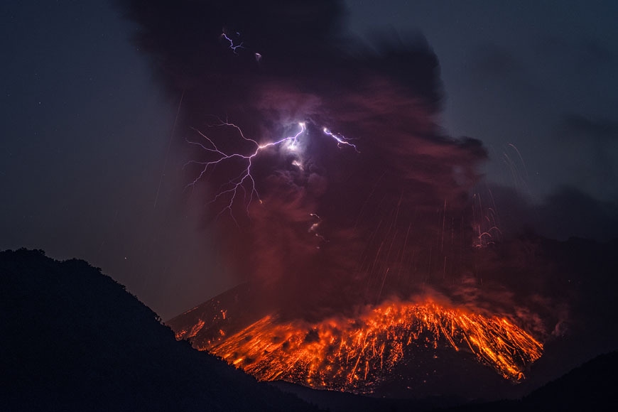 Fenómeno natural: increíble rayo con la erupción del volcán