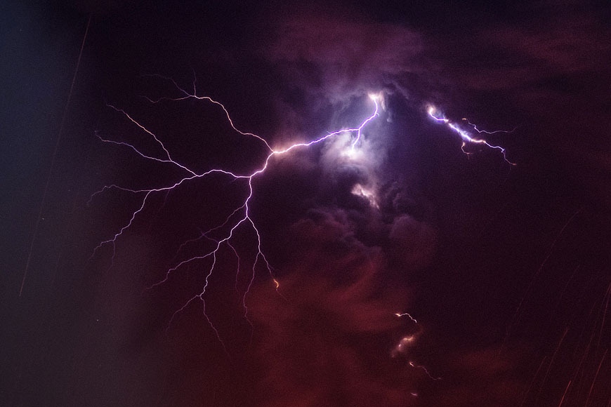 Fenómeno natural: increíble rayo con la erupción del volcán