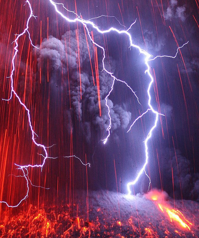 Fenómeno natural: increíble rayo con la erupción del volcán